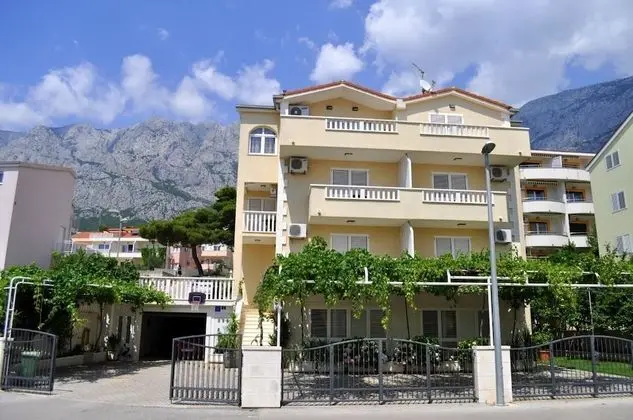 Stüdyo (Ivi - big parking and courtyard - SA6)