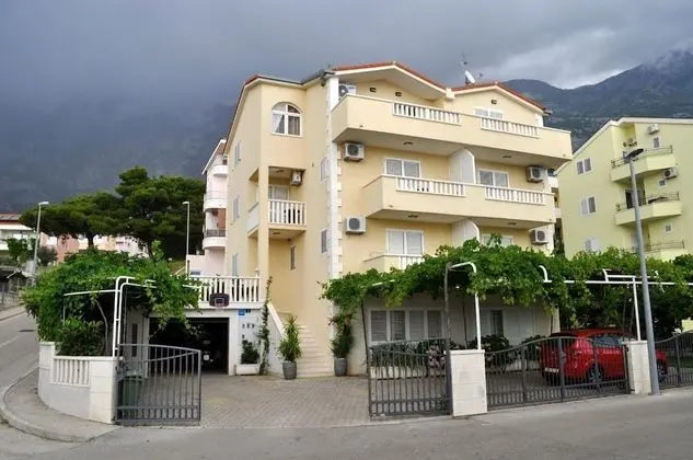Stüdyo (Ivi - big parking and courtyard - SA6)