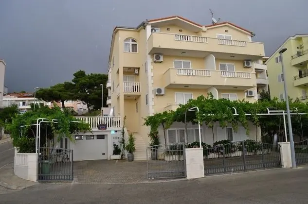 Stüdyo (Ivi - big parking and courtyard - SA6)