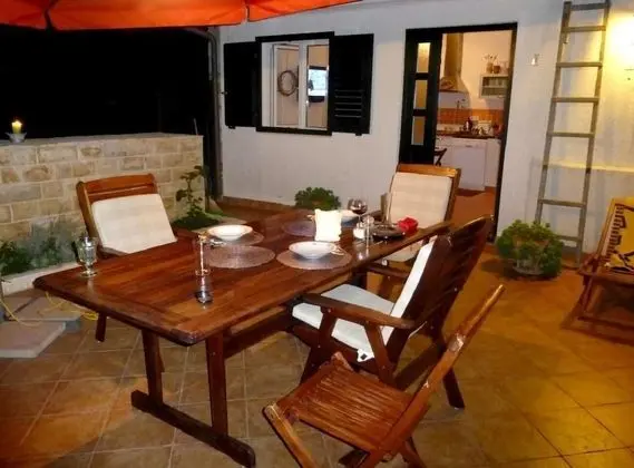 Apart Daire (Ivica - 40 m from beach - A2(2+1))