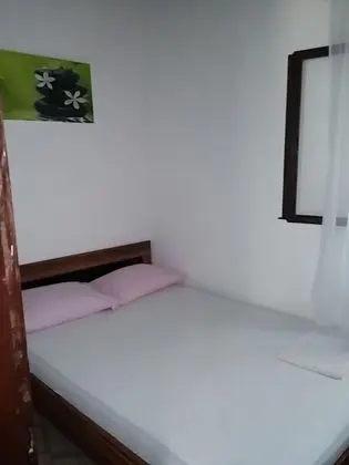 Ev (Ivica - charming house next to the se)
