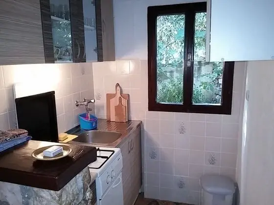Ev (Ivica - charming house next to the se)