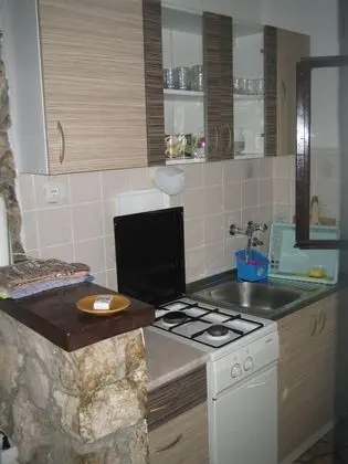 Ev (Ivica - charming house next to the se)