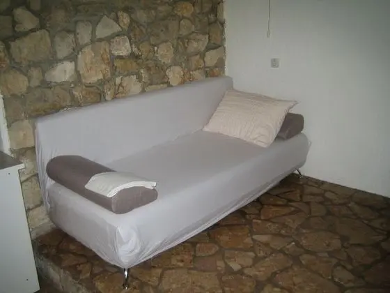 Ev (Ivica - charming house next to the se)