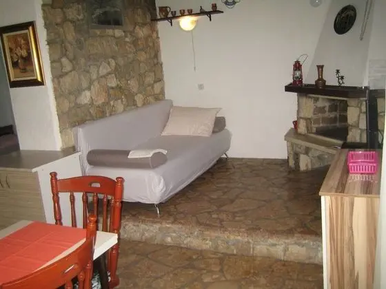Ev (Ivica - charming house next to the se)