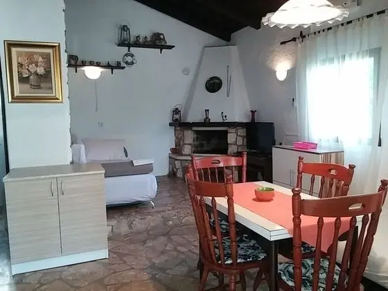 Ev (Ivica - charming house next to the se)