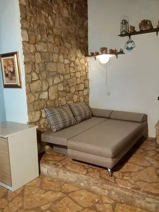 Ev (Ivica - charming house next to the se)