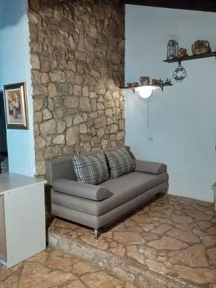 Ev (Ivica - charming house next to the se)