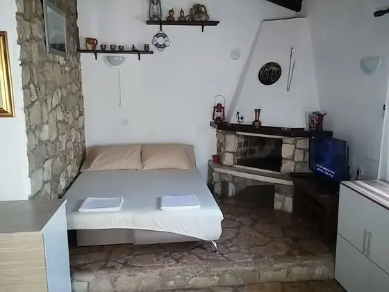 Ev (Ivica - charming house next to the se)