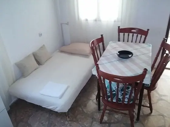 Ev (Ivica - charming house next to the se)