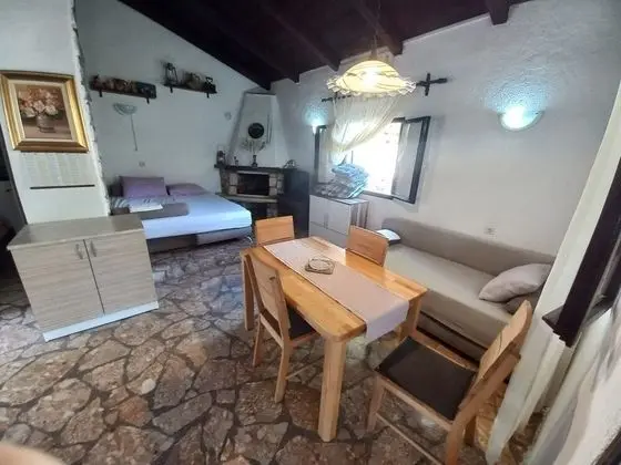 Ev (Ivica - charming house next to the se)