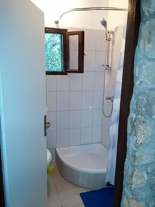 Ev (Ivica - charming house next to the se)
