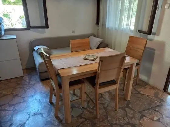 Ev (Ivica - charming house next to the se)