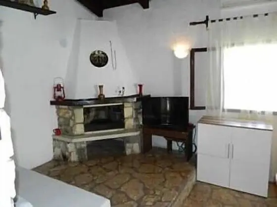 Ev (Ivica - charming house next to the se)