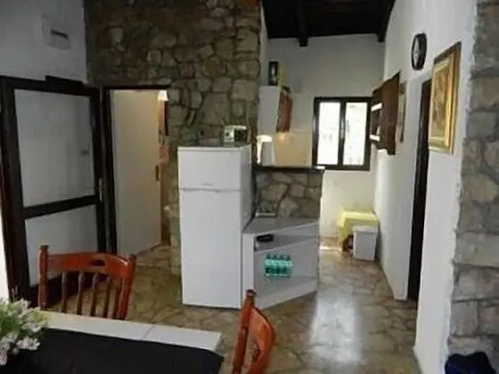 Ev (Ivica - charming house next to the se)