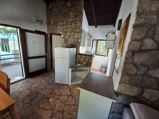 Ev (Ivica - charming house next to the se)