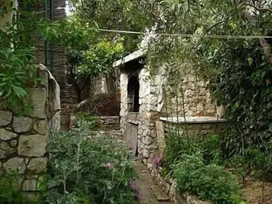 Ev (Ivica - charming house next to the se)