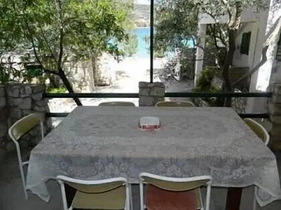 Ev (Ivica - charming house next to the se)