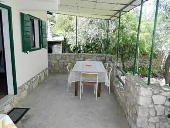 Ev (Ivica - charming house next to the se)