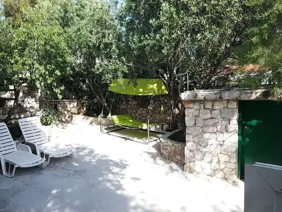 Ev (Ivica - charming house next to the se)