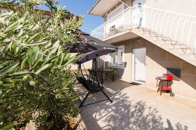 Apart Daire (Ivica - garden terrace - A2(2+2))