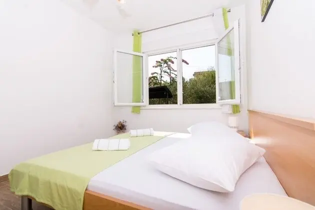 Apart Daire (Ivica - garden terrace - A2(2+2))