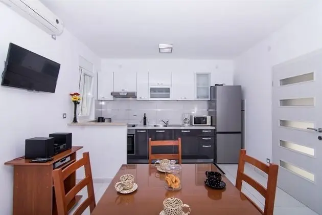 Apart Daire (Ivica - garden terrace - A2(2+2))