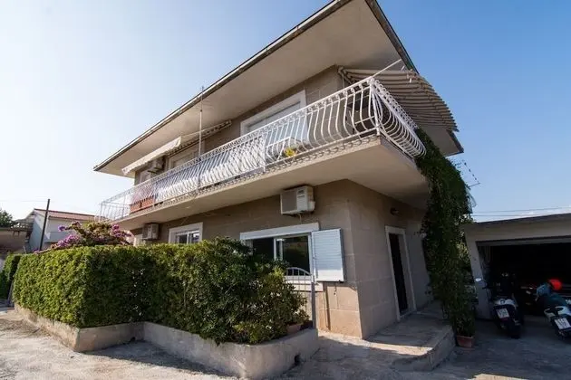 Apart Daire (Ivica - garden terrace - A2(2+2))