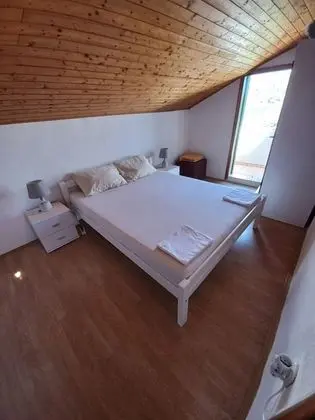 Ev (Ivica1- great location next to the se)