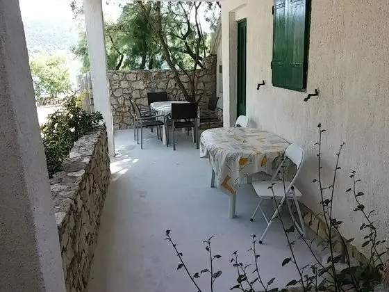 Ev (Ivica1- great location next to the se)