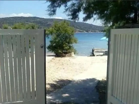 Ev (Ivica1- great location next to the se)