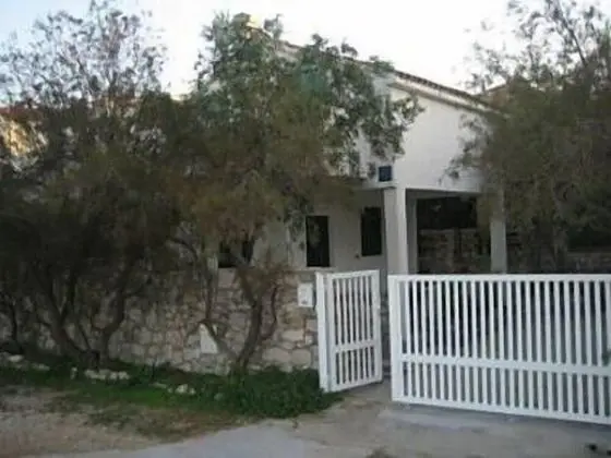 Ev (Ivica1- great location next to the se)