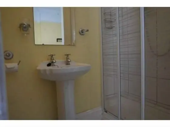 Tek Büyük veya İki Ayrı Yataklı Oda, Banyolu/Duşlu (Shower)