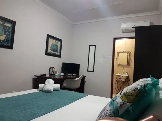 Tek Büyük Yataklı Oda, Havuz Manzaralı