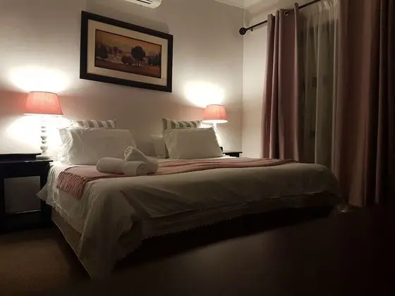 Tek Büyük Yataklı Oda, Havuz Manzaralı
