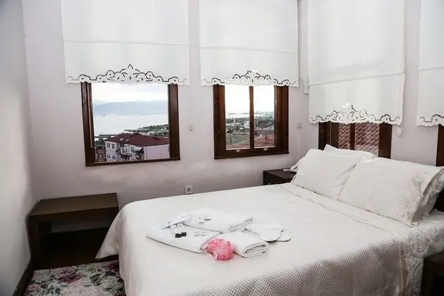 Tek Büyük veya İki Ayrı Yataklı Oda, Deniz Manzaralı