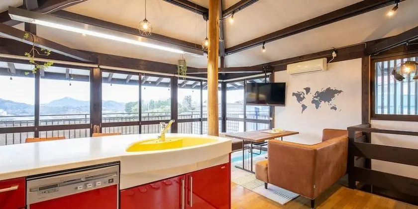 Ev (Private Vacation Home, 1)