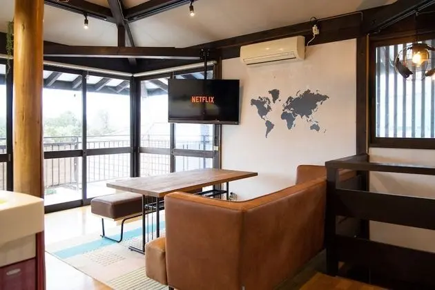 Ev (Private Vacation Home, 1)