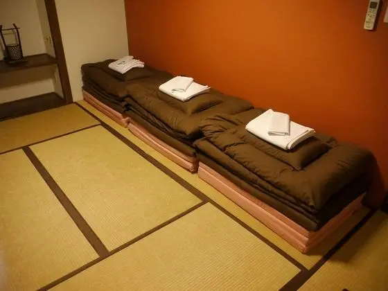 Traditional Üç Kişilik Oda, Sigara İçilmez (Japanese Style with Shared Bathroom)