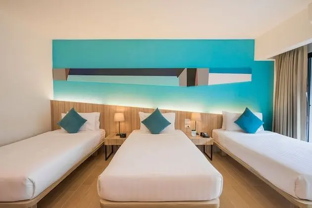 Deluxe Premier Pool View