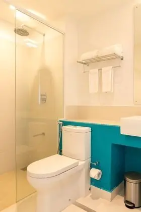 Standard Tek Büyük Yataklı Oda, Havuz Manzaralı