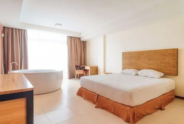 Luxury Süit, 1 Yatak Odası, Sıcak Su Küveti, Havuz Manzaralı