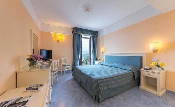 Deluxe Tek Büyük Yataklı Oda, Teras, Deniz Manzaralı