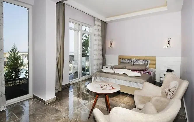 Luxury Oda, Engellilere Uygun, Havuz Manzaralı