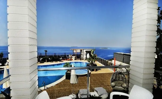 Luxury Oda, Engellilere Uygun, Havuz Manzaralı