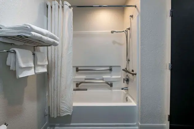 Oda, 2 Büyük (Queen) Boy Yatak, Engellilere Uygun, Sigara İçilmez (Accessible Tub)