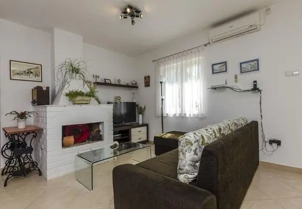 Ev (Jadranka - comfortable and big terrac)