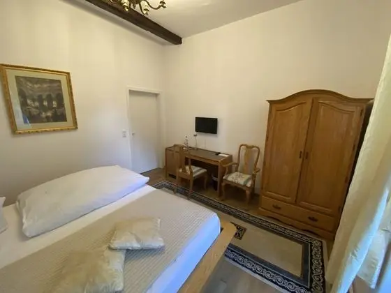 Basic Oda, 1 Büyük (Queen) Boy Yatak, Özel Banyo