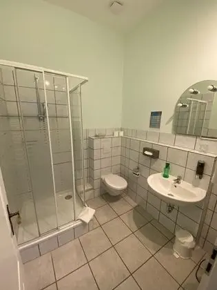 Basic Oda, 1 Büyük (Queen) Boy Yatak, Özel Banyo