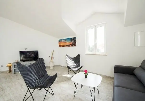 Ev (Jaka 2 - with pool - H(6+2))